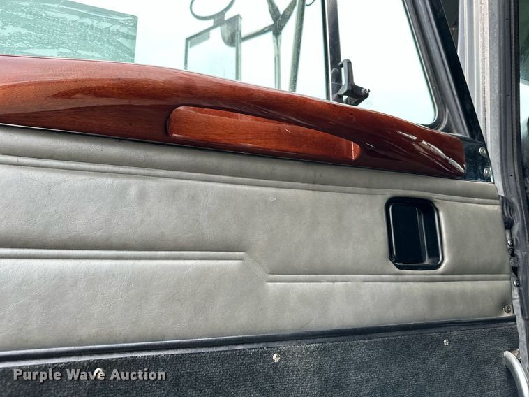 image for item DO4965 2004 Peterbilt 379  semi truck