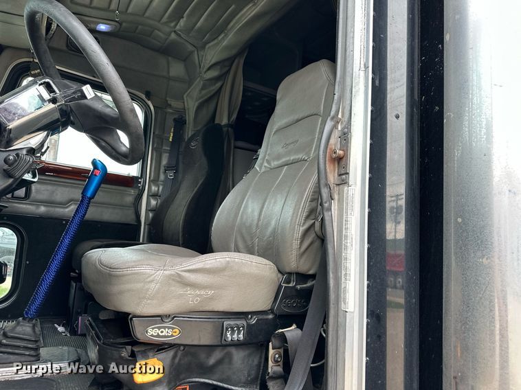 image for item DO4965 2004 Peterbilt 379  semi truck