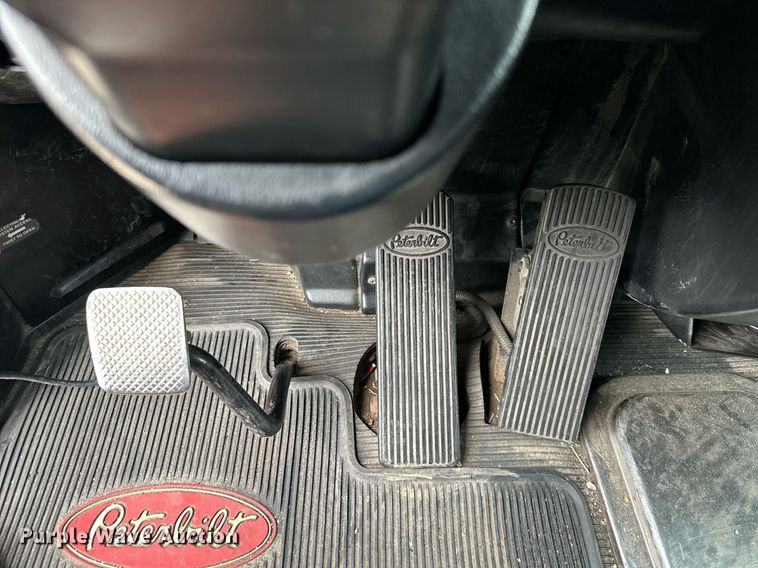 image for item DO4965 2004 Peterbilt 379  semi truck