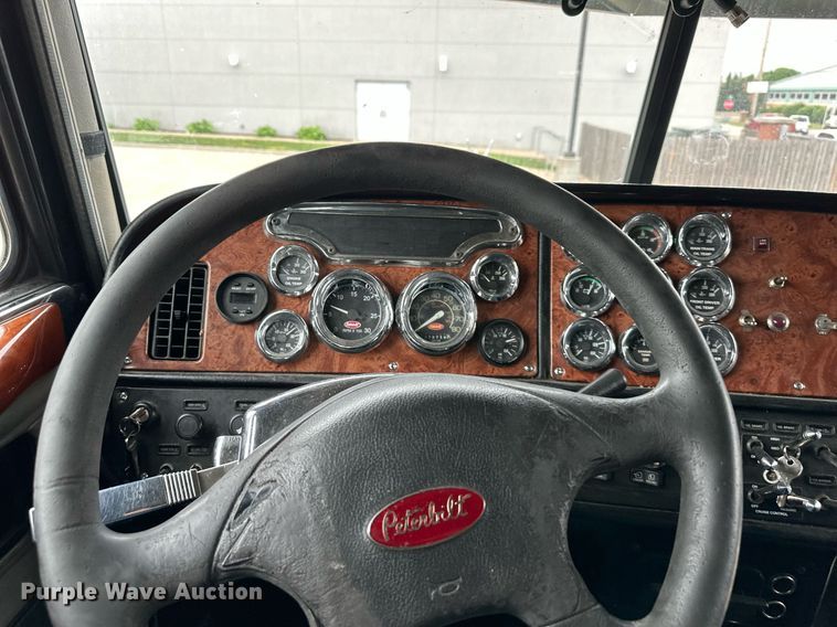 image for item DO4965 2004 Peterbilt 379  semi truck