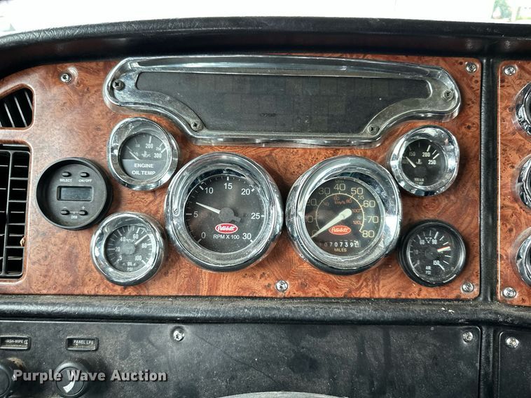 image for item DO4965 2004 Peterbilt 379  semi truck