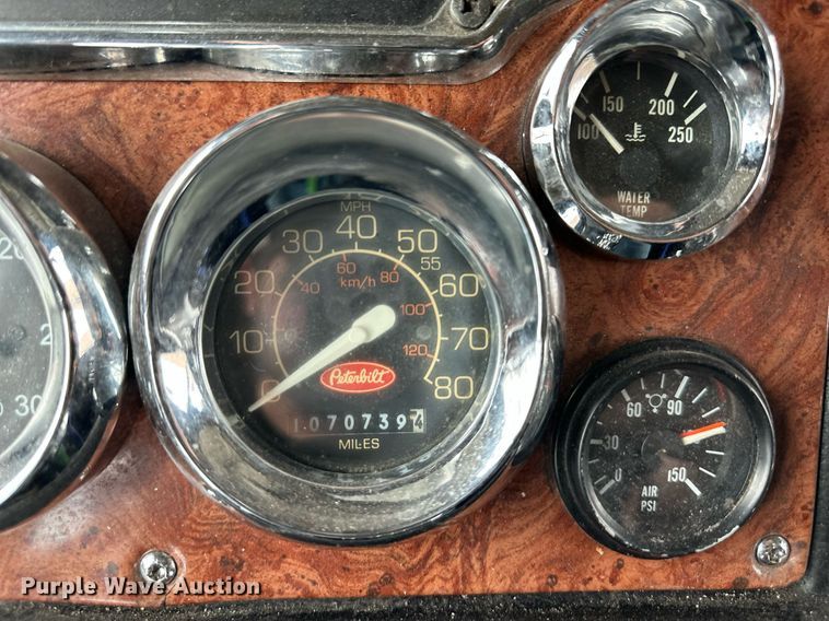 image for item DO4965 2004 Peterbilt 379  semi truck