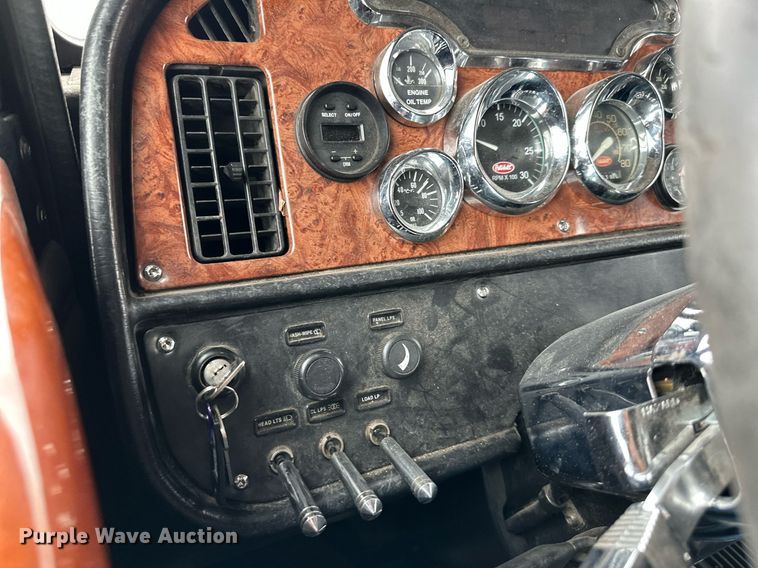 image for item DO4965 2004 Peterbilt 379  semi truck