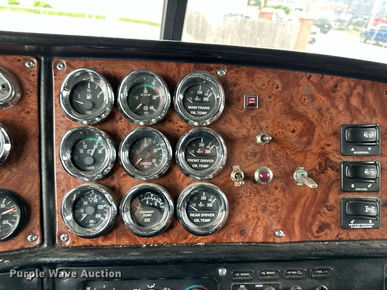 image for item DO4965 2004 Peterbilt 379  semi truck