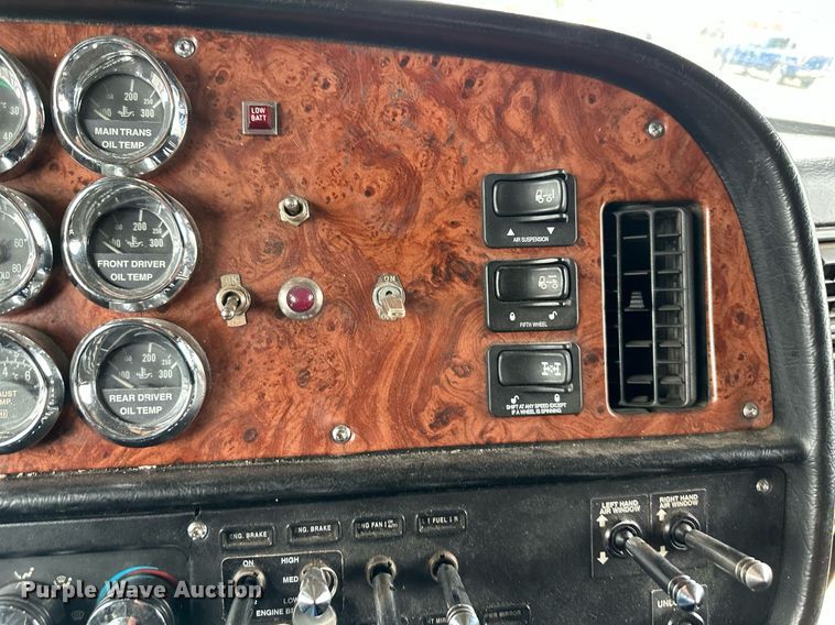 image for item DO4965 2004 Peterbilt 379  semi truck