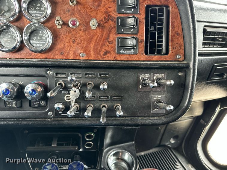 image for item DO4965 2004 Peterbilt 379  semi truck