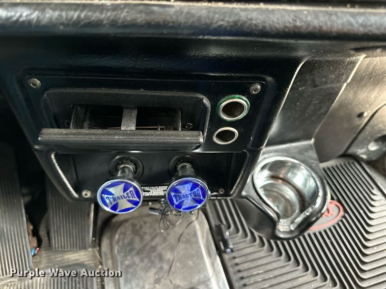 image for item DO4965 2004 Peterbilt 379  semi truck