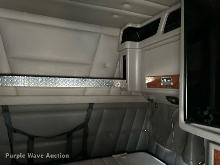 image for item DO4965 2004 Peterbilt 379  semi truck