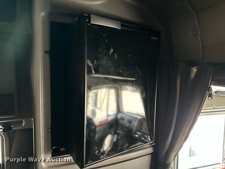 image for item DO4965 2004 Peterbilt 379  semi truck