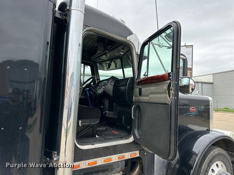 image for item DO4965 2004 Peterbilt 379  semi truck