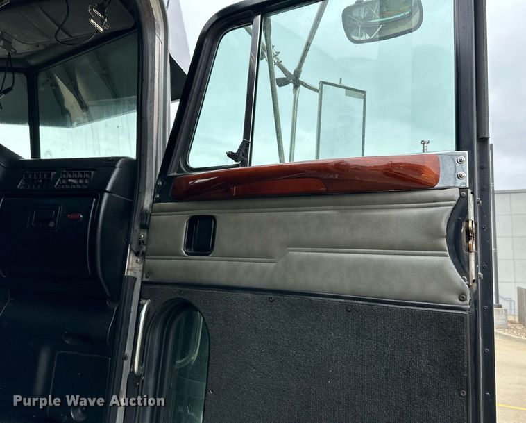 image for item DO4965 2004 Peterbilt 379  semi truck