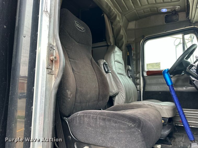 image for item DO4965 2004 Peterbilt 379  semi truck