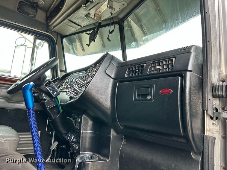 image for item DO4965 2004 Peterbilt 379  semi truck