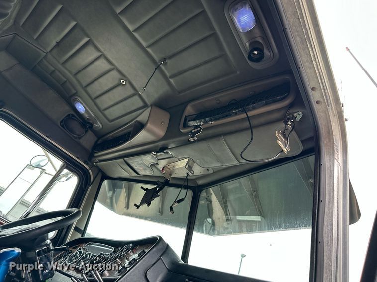 image for item DO4965 2004 Peterbilt 379  semi truck