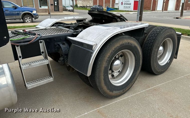 image for item DO4965 2004 Peterbilt 379  semi truck