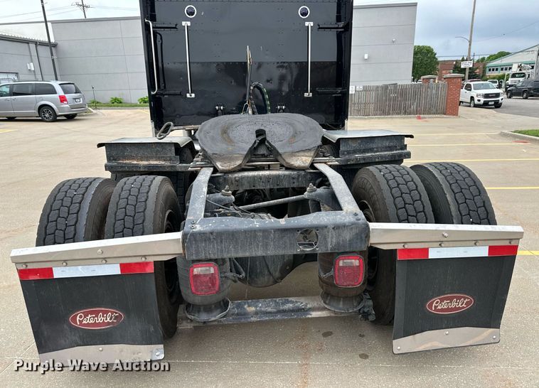 image for item DO4965 2004 Peterbilt 379  semi truck