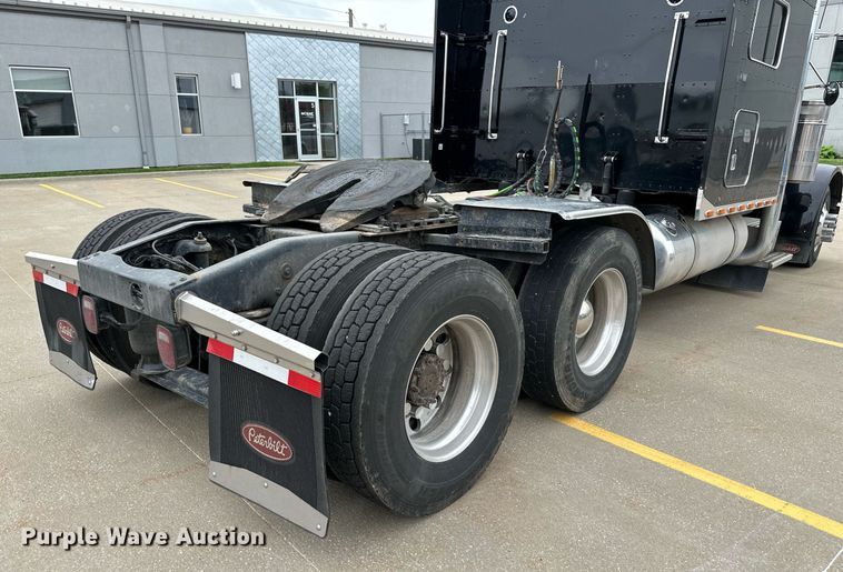 image for item DO4965 2004 Peterbilt 379  semi truck