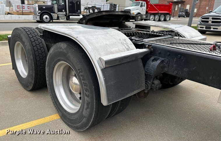 image for item DO4965 2004 Peterbilt 379  semi truck