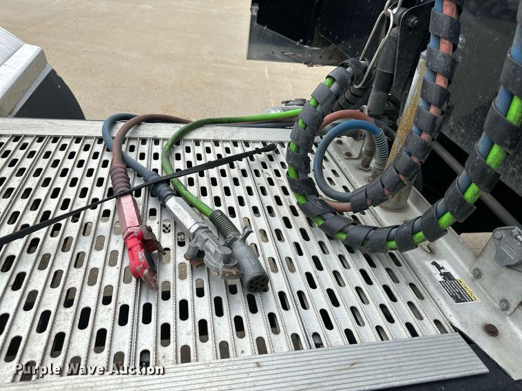 image for item DO4965 2004 Peterbilt 379  semi truck