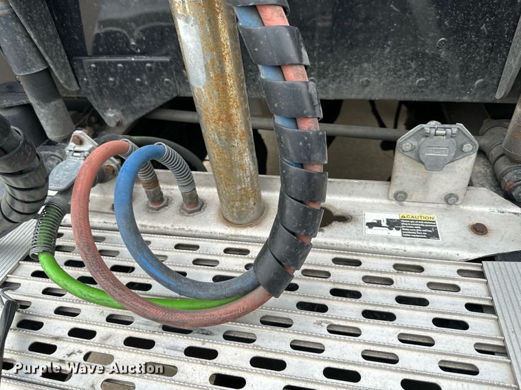 image for item DO4965 2004 Peterbilt 379  semi truck