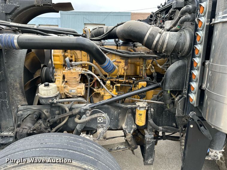 image for item DO4965 2004 Peterbilt 379  semi truck