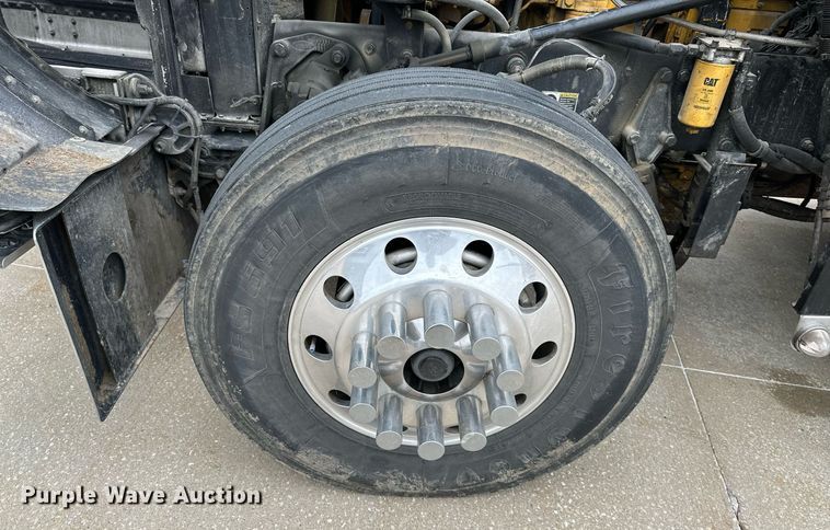 image for item DO4965 2004 Peterbilt 379  semi truck