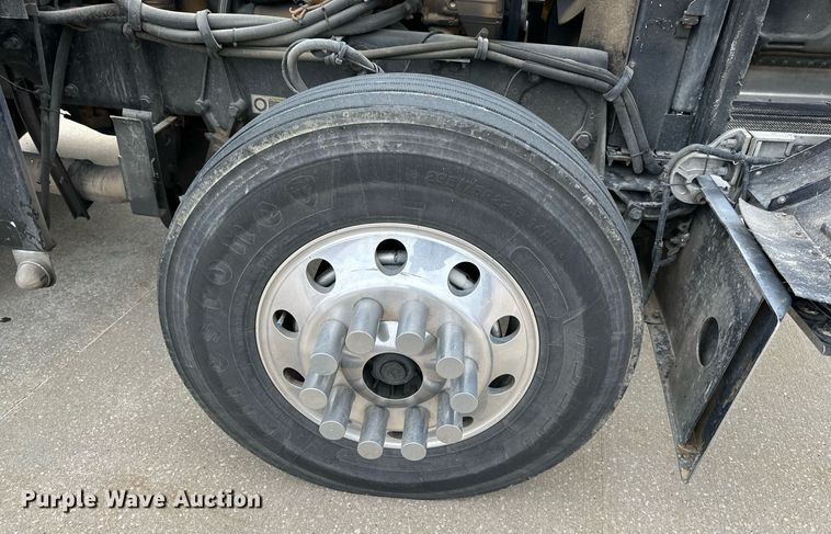 image for item DO4965 2004 Peterbilt 379  semi truck