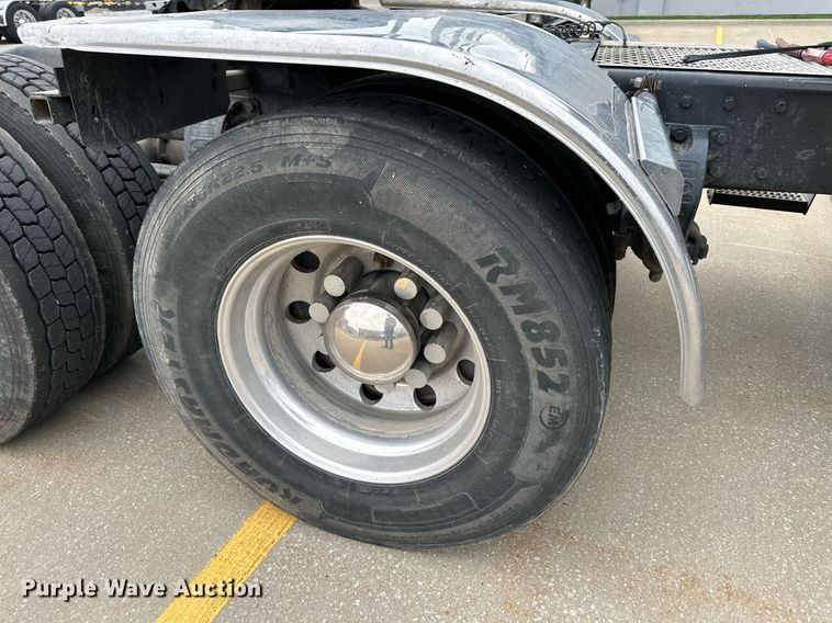 image for item DO4965 2004 Peterbilt 379  semi truck