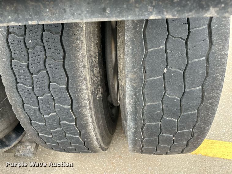 image for item DO4965 2004 Peterbilt 379  semi truck