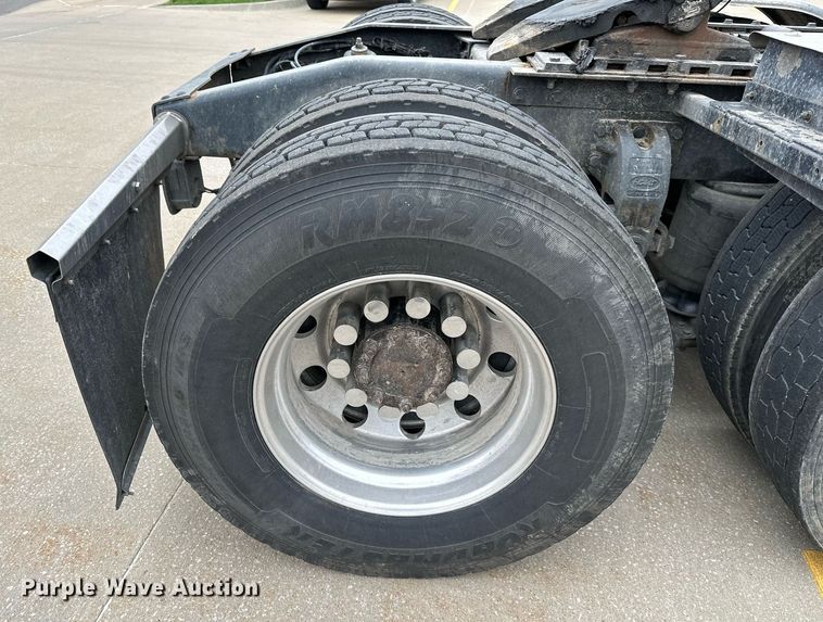 image for item DO4965 2004 Peterbilt 379  semi truck