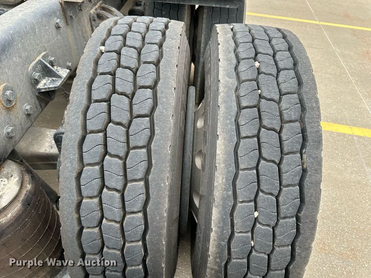 image for item DO4965 2004 Peterbilt 379  semi truck