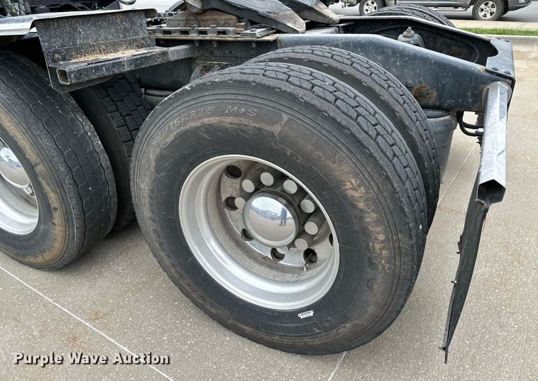 image for item DO4965 2004 Peterbilt 379  semi truck