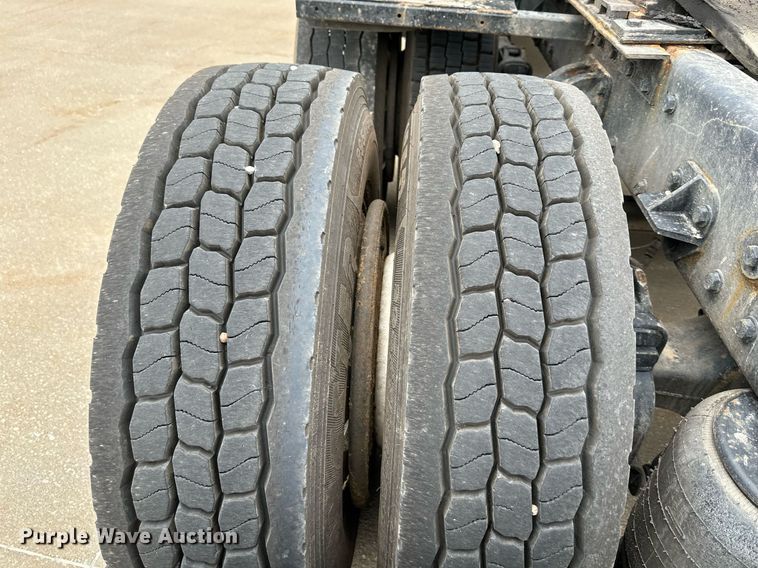 image for item DO4965 2004 Peterbilt 379  semi truck