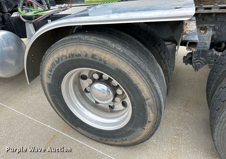 image for item DO4965 2004 Peterbilt 379  semi truck