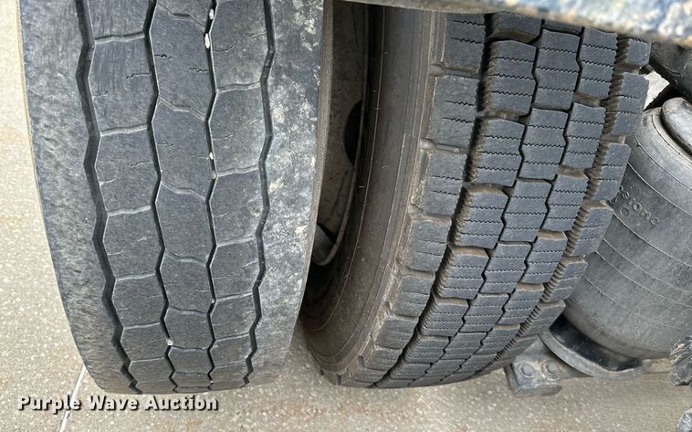 image for item DO4965 2004 Peterbilt 379  semi truck