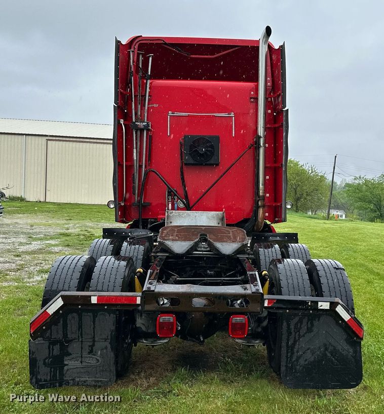 image for item DO4981 2009 Freightliner Columbia  semi truck