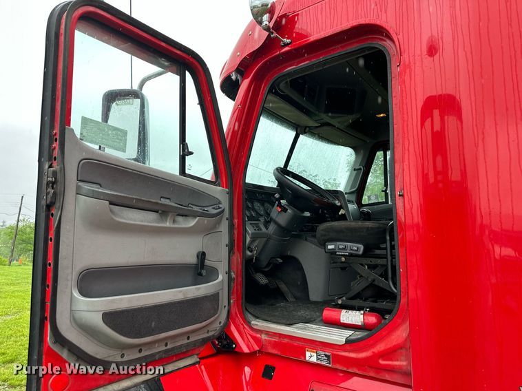 image for item DO4981 2009 Freightliner Columbia  semi truck