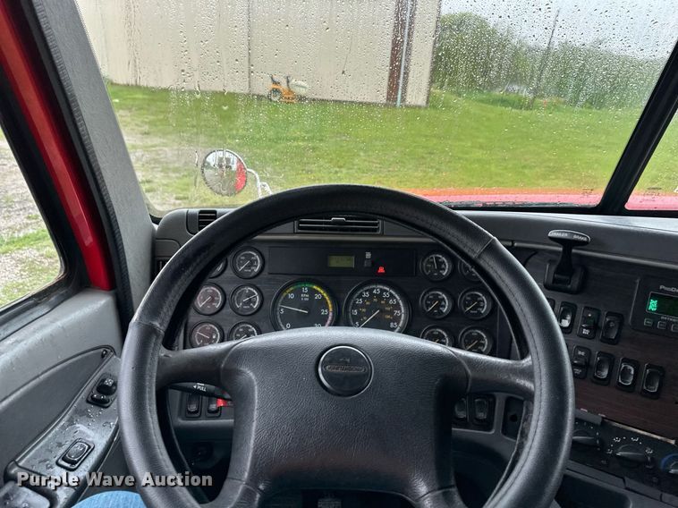 image for item DO4981 2009 Freightliner Columbia  semi truck