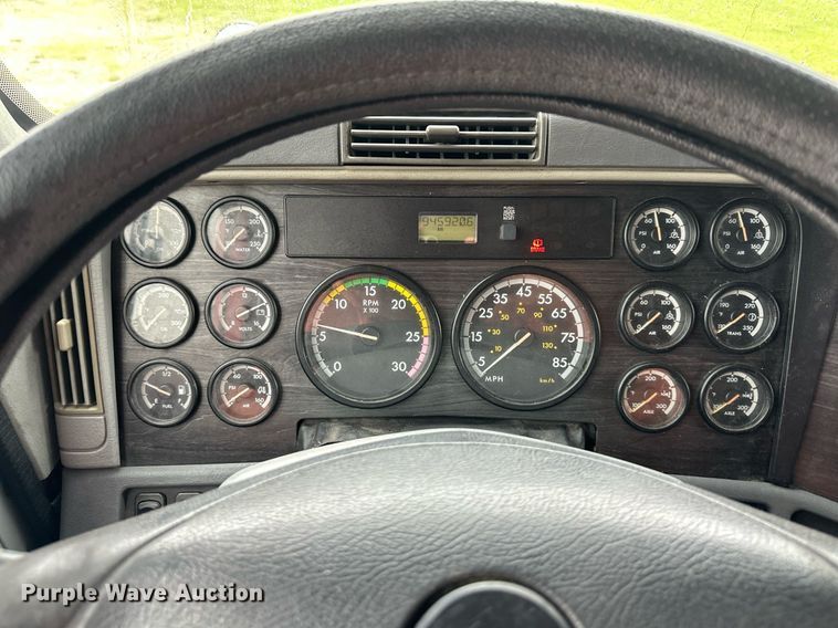 image for item DO4981 2009 Freightliner Columbia  semi truck