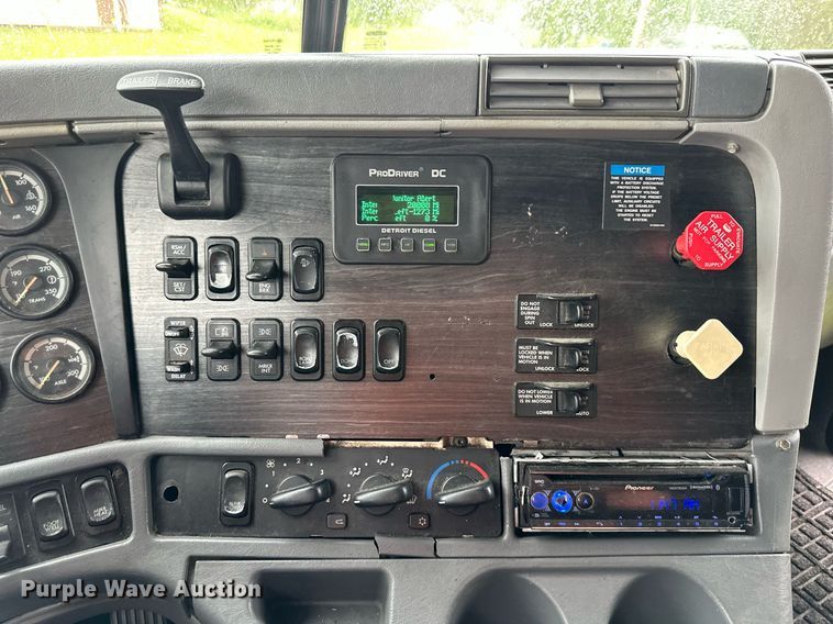 image for item DO4981 2009 Freightliner Columbia  semi truck