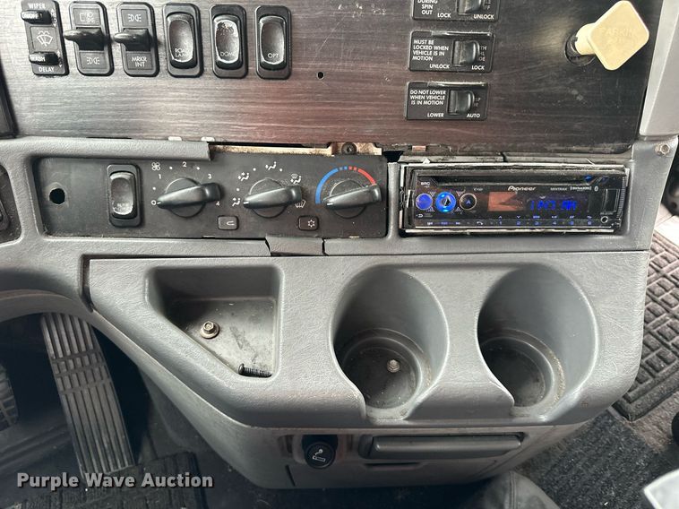 image for item DO4981 2009 Freightliner Columbia  semi truck