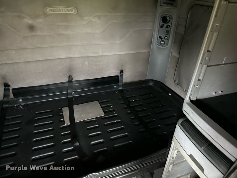 image for item DO4981 2009 Freightliner Columbia  semi truck