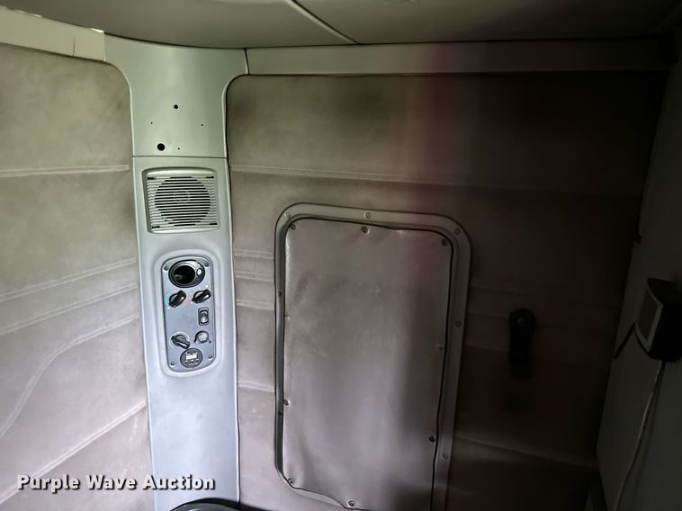 image for item DO4981 2009 Freightliner Columbia  semi truck