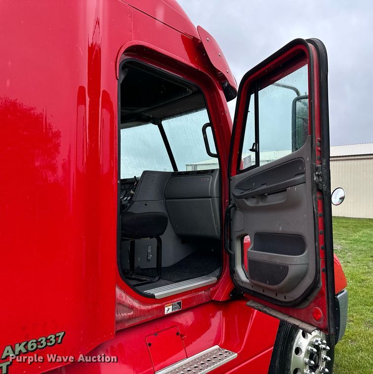 image for item DO4981 2009 Freightliner Columbia  semi truck