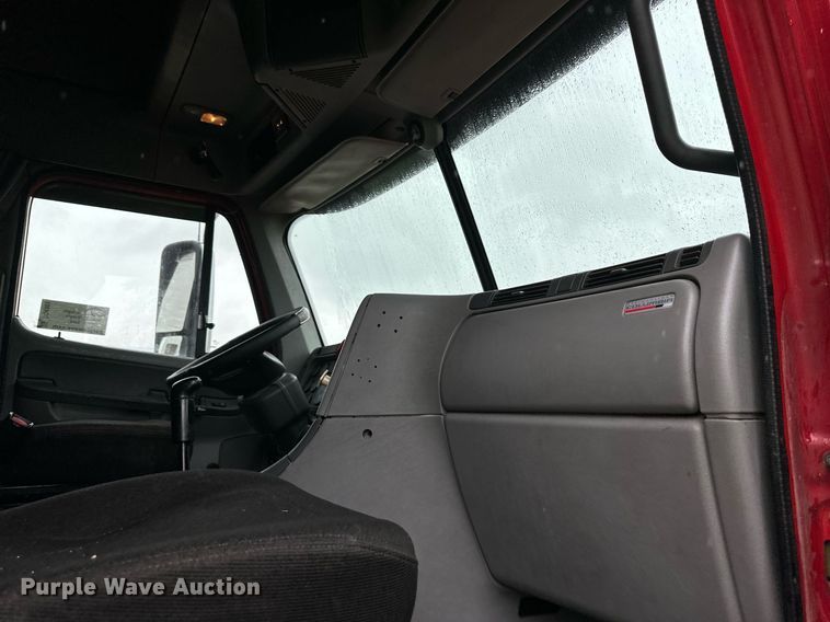 image for item DO4981 2009 Freightliner Columbia  semi truck