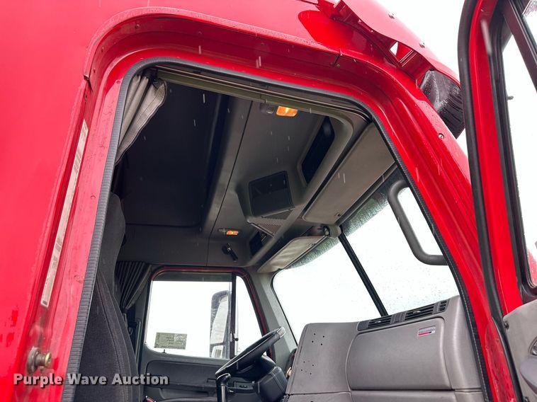 image for item DO4981 2009 Freightliner Columbia  semi truck