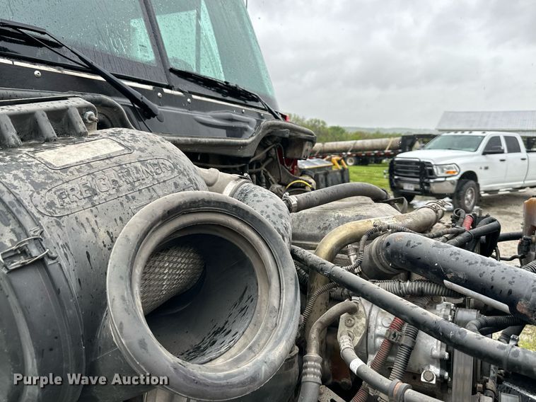 image for item DO4981 2009 Freightliner Columbia  semi truck