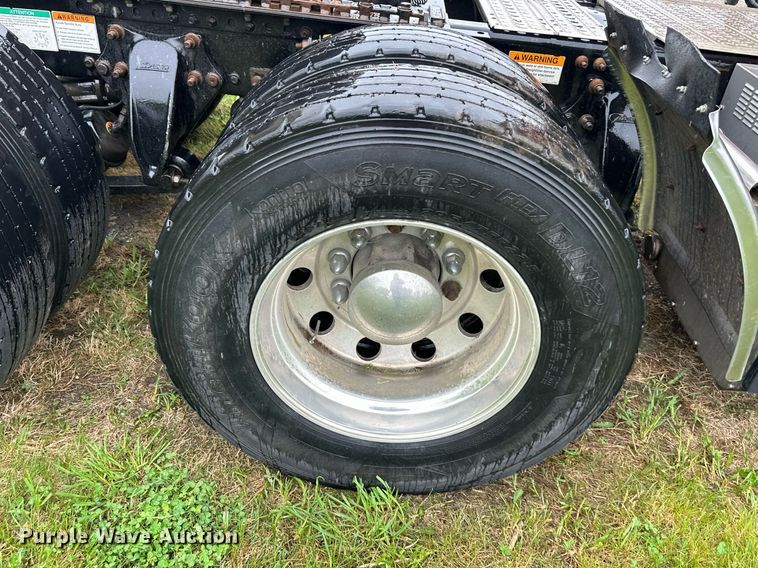 image for item DO4981 2009 Freightliner Columbia  semi truck