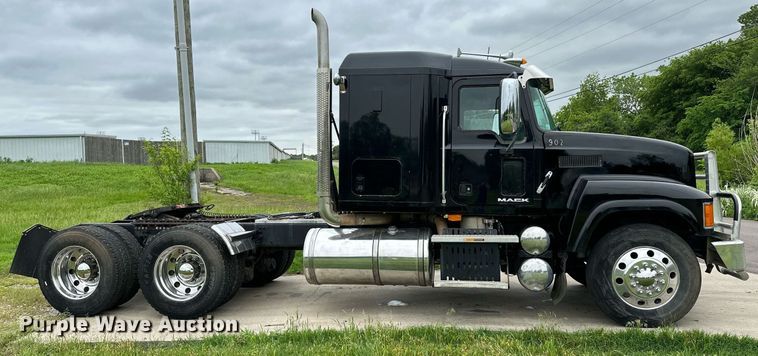 image for item DP3121 2009 Mack 600  semi truck