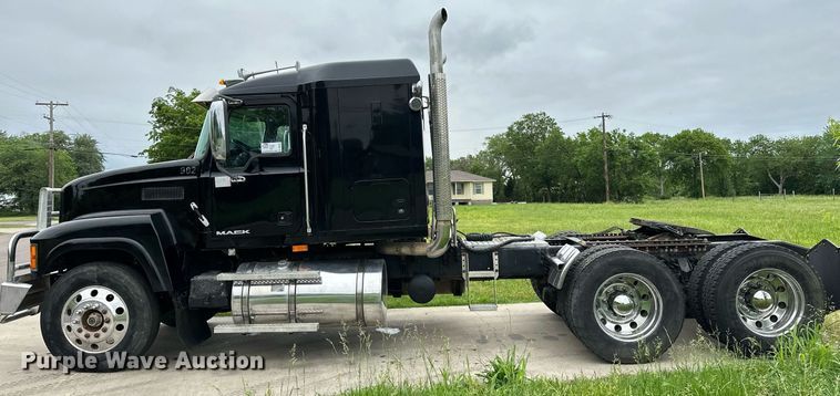 image for item DP3121 2009 Mack 600  semi truck